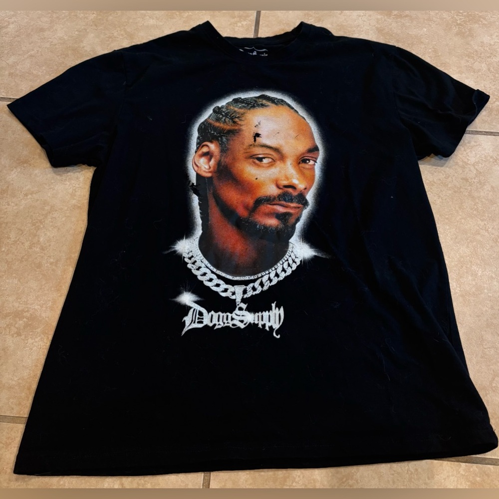 Dogg Supply by Snoop Dogg Black T-Shirt. Size: Medium
